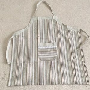 Kitchen apron with front pocket